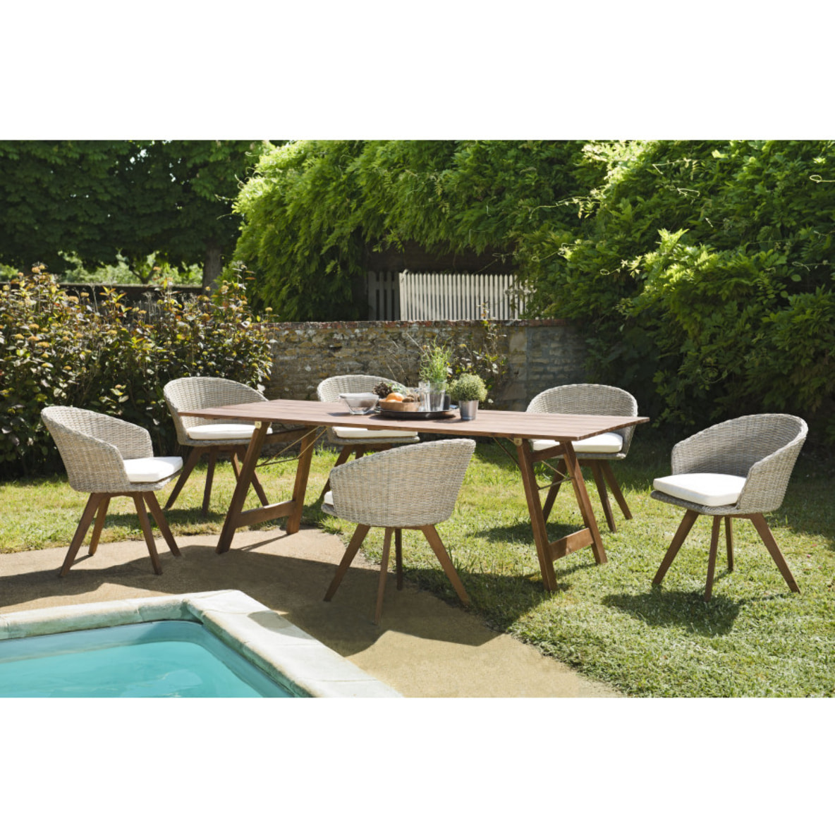 VICTOIRE - SALON DE JARDIN EN BOIS ACACIA 6/8 pers - 1 Table rectangulaire 220*90 cm et 6 fauteuils en rotin synthétique