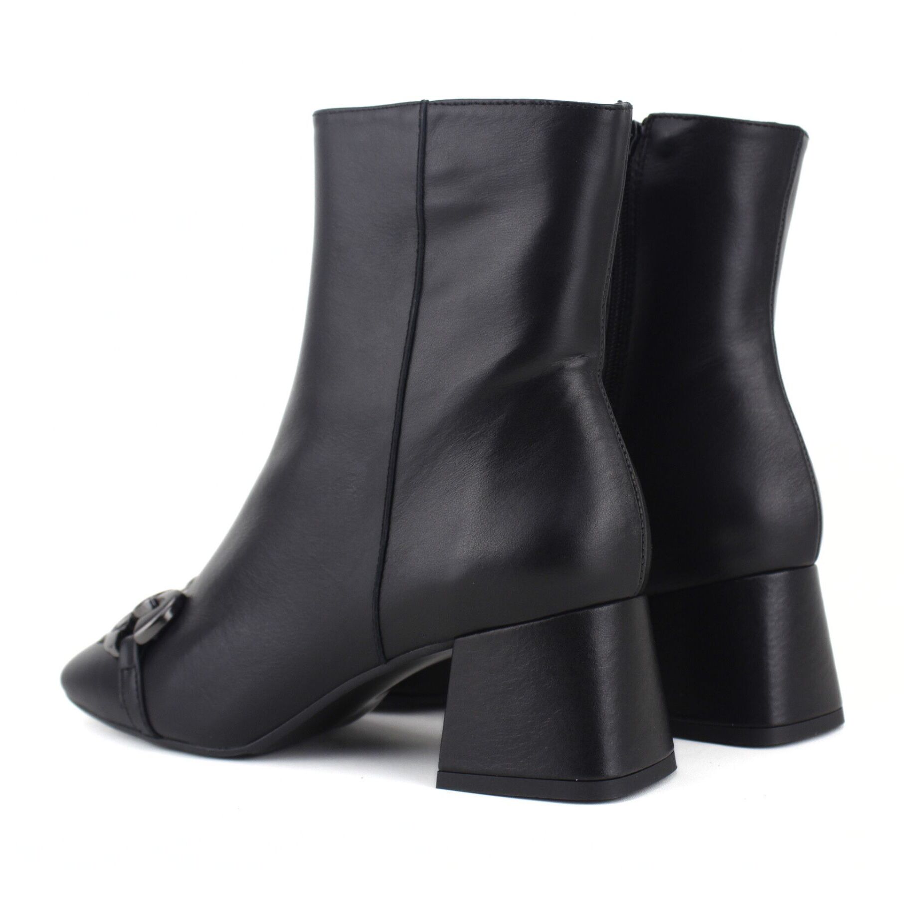 Botin negro con adorno. Tacón de 6 cm