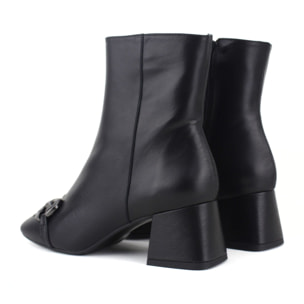 Botin negro con adorno. Tacón de 6 cm