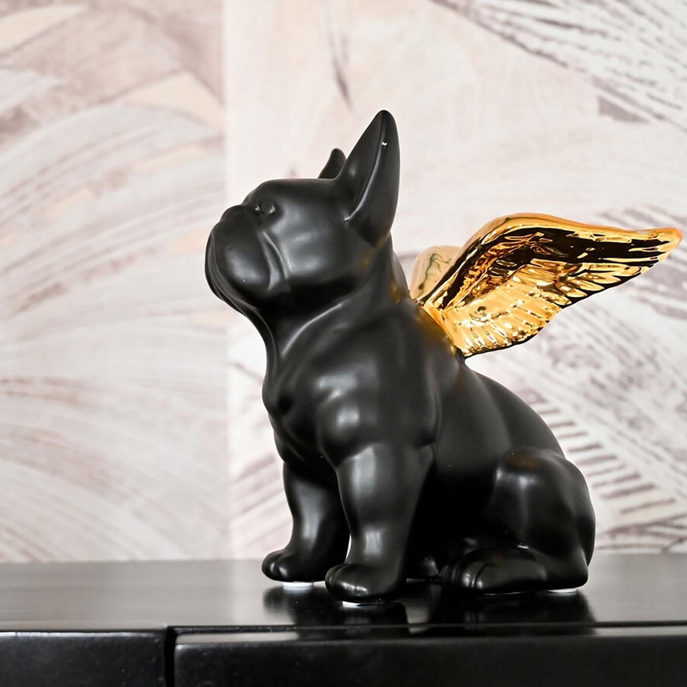 Déco bouledogue noir ailes dorées Kare Design