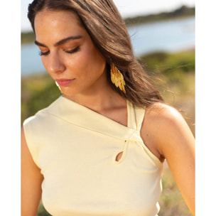 Top de mujer con tirantes asimétricos y nudo