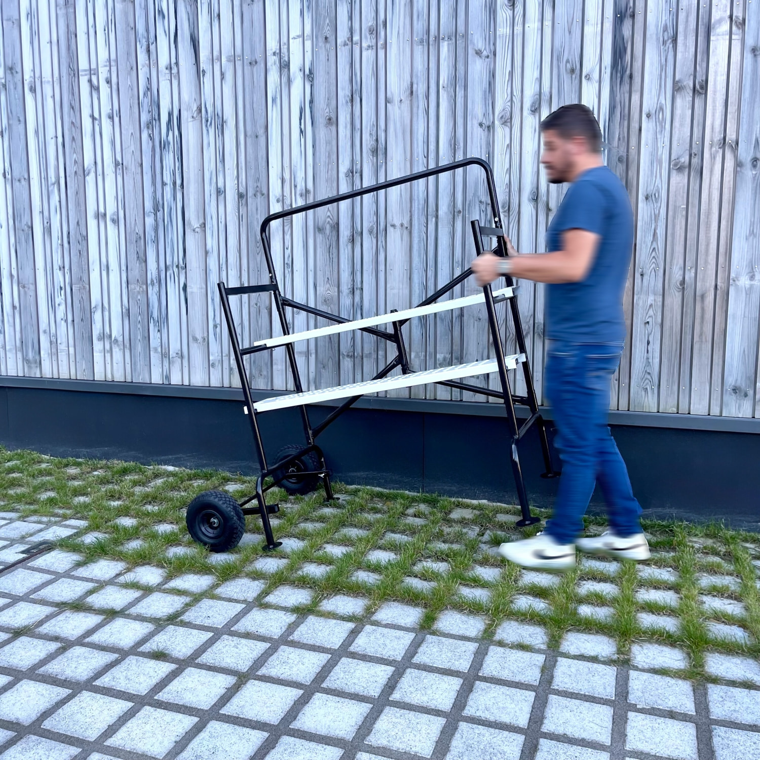 Echafaudage roulant et pliant sur deux niveaux - mobile. 2 roues. L140x l78 x H135cm ouvert. poids supporté 150 kgs