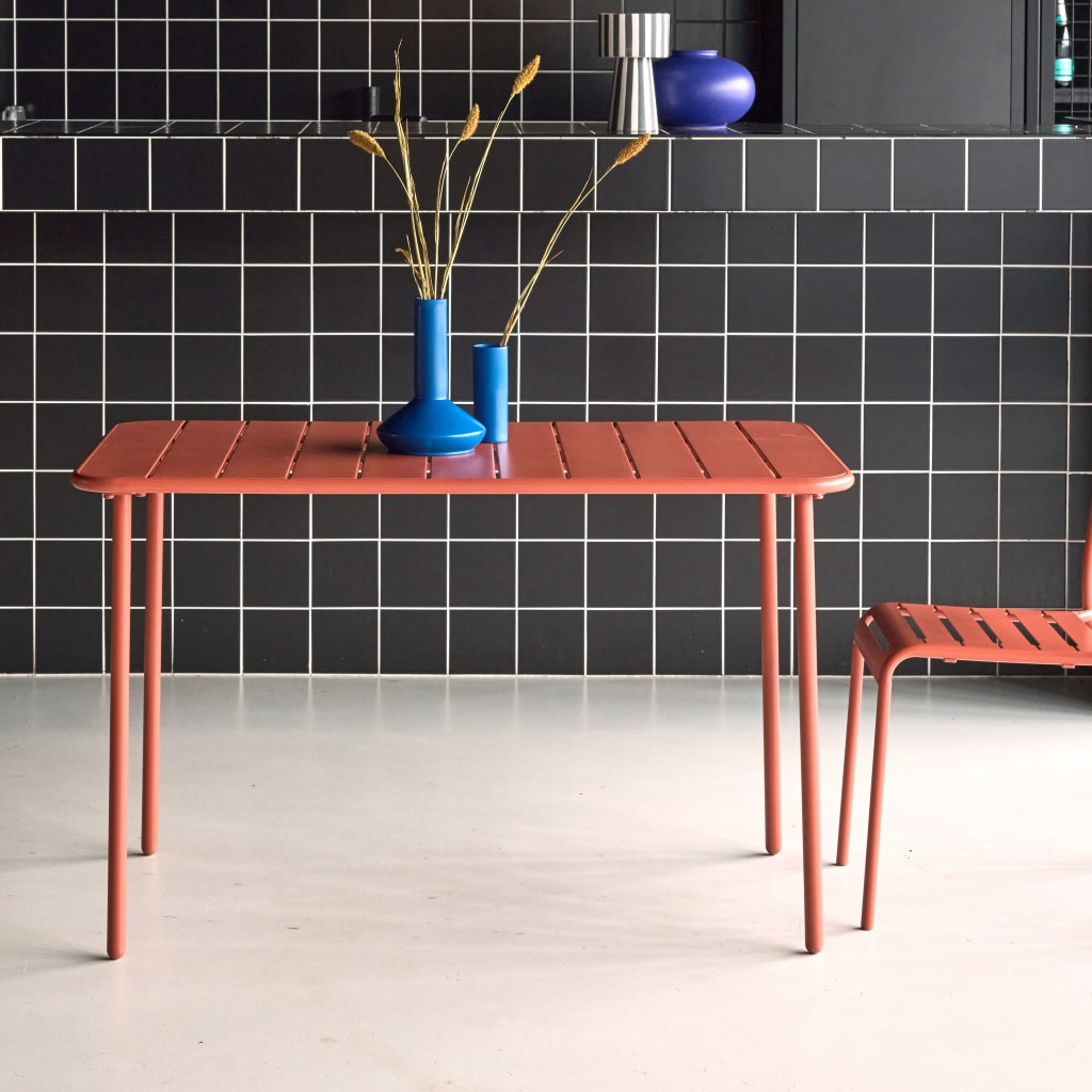 Table de jardin métal 4 places. terracotta. Amelia. 120x70cm. traitement antirouille. lattes et bords arrondis