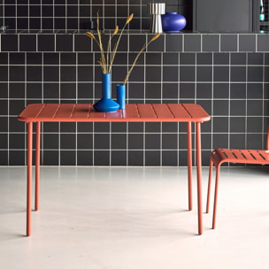 Table de jardin métal 4 places. terracotta. Amelia. 120x70cm. traitement antirouille. lattes et bords arrondis