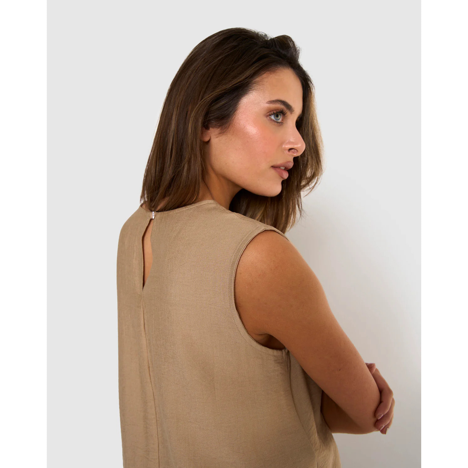 Vestido largo sin mangas fluido camel