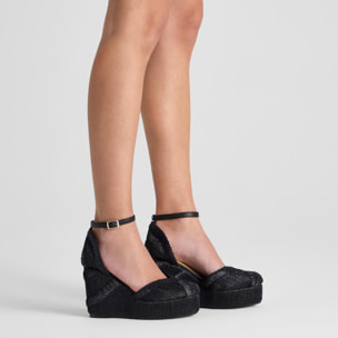 Alpargata Charmie cuña forrada en rafia natural bordada con pulsera y escote en V