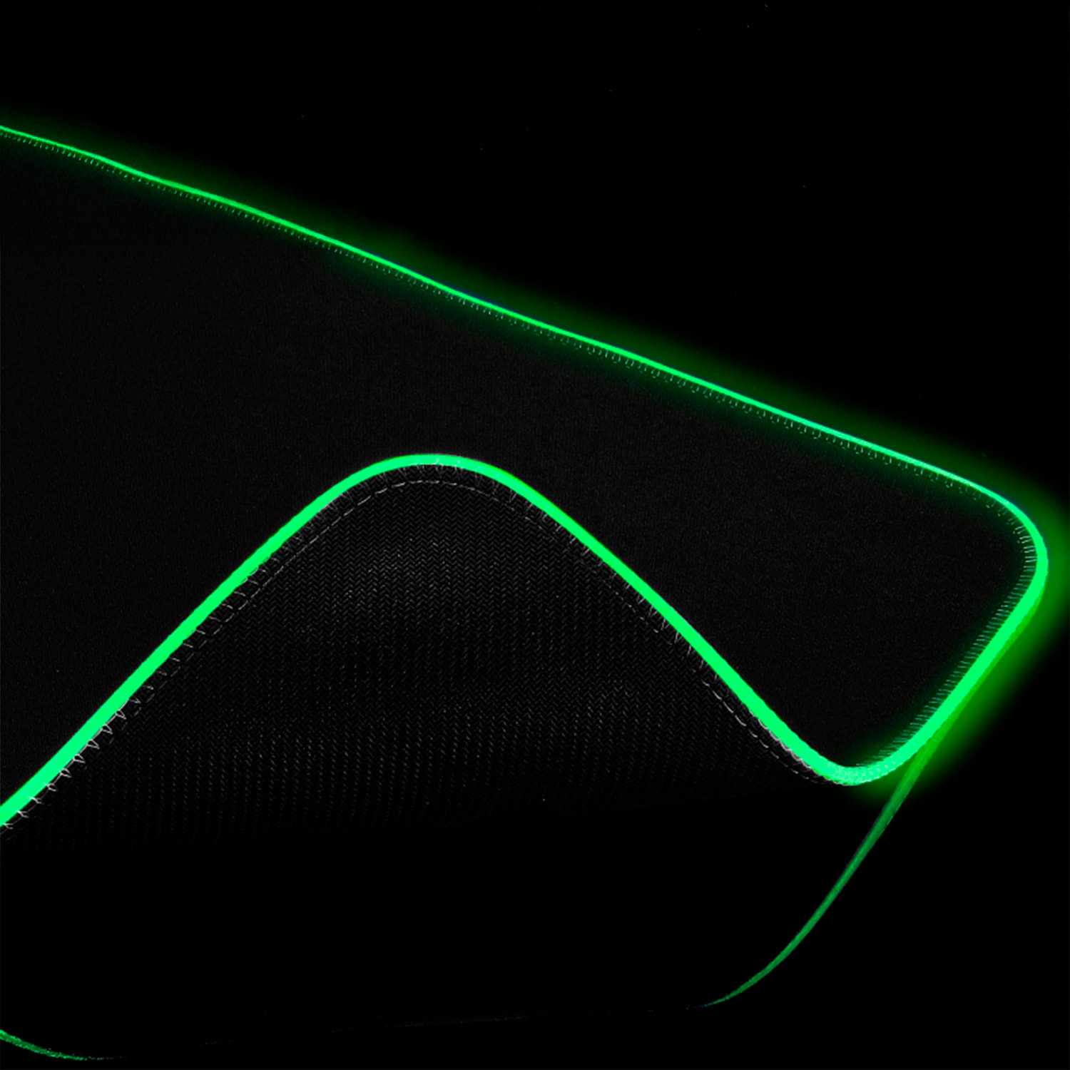 Alfombrilla gaming XXL con iluminación RGB, superficie antideslizante y conexión USB, ideal para teclado y ratón.