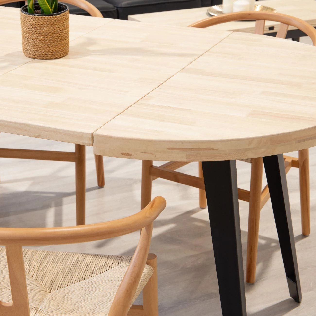 Mesa de comedor redonda extensible en negro y roble 100-180x100 cm Berg Negro - Roble