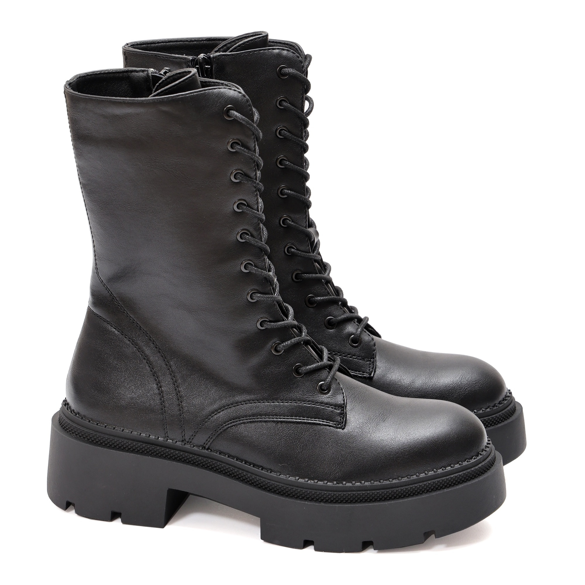 Anfibi in simil pelle con stringhe