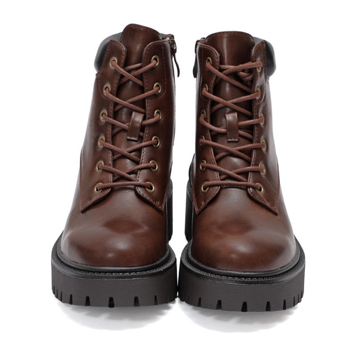 Anfibi in simil pelle con stringhe