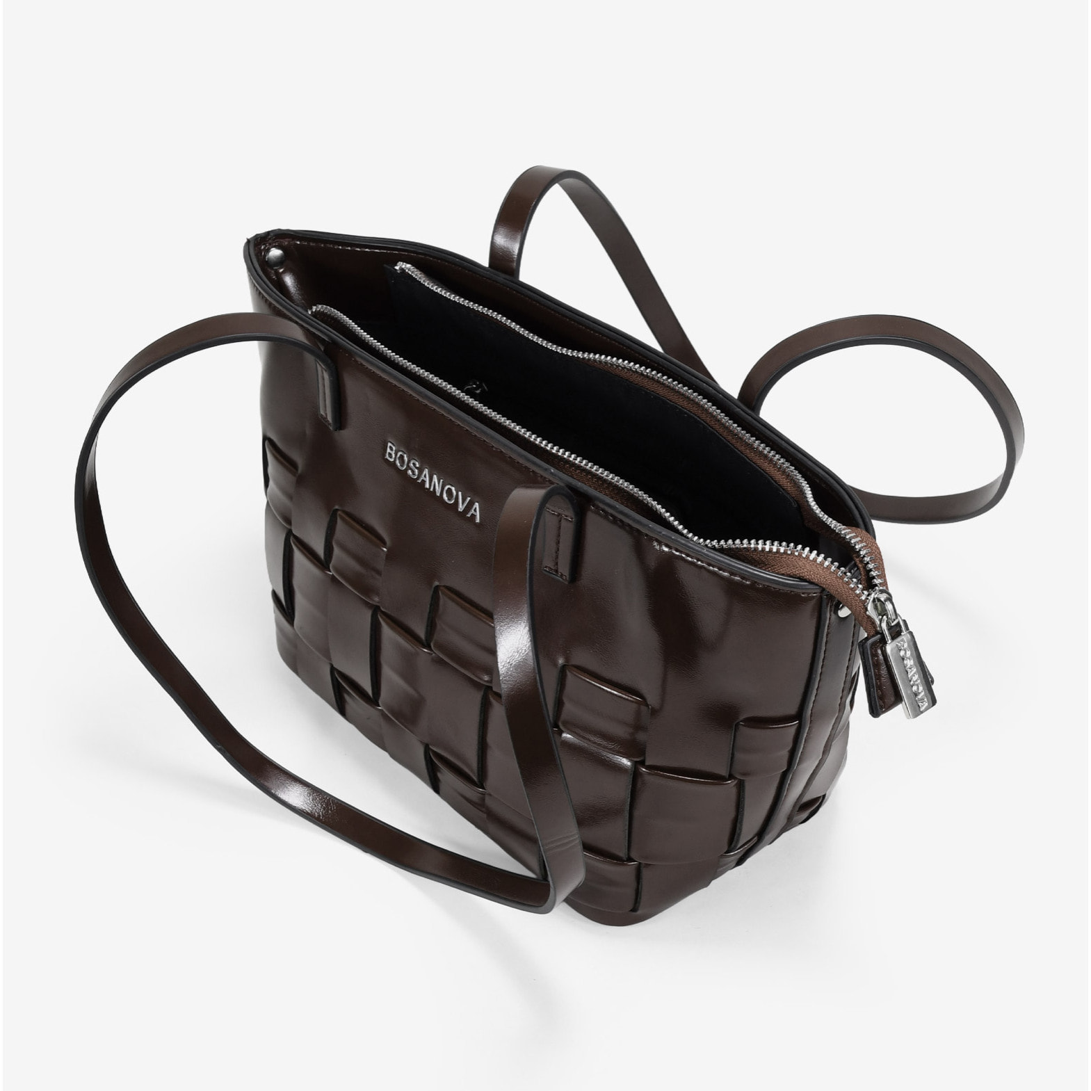 Bolso de hombro marrón con trenzado