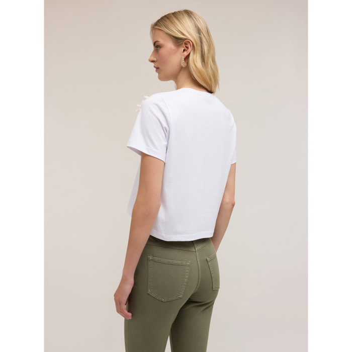 Motivi - T-shirt boxy con spilla a fiore - Bianco