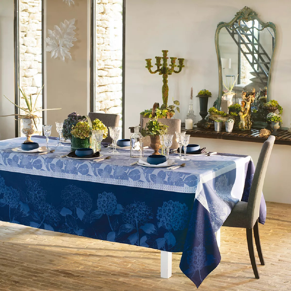 Nappe anti tache pur coton bio motif jacquard Hortensias bleu