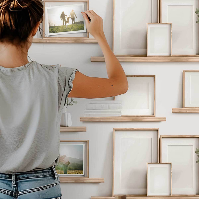 Papier peint étagères cadres bois minimaliste scandinave