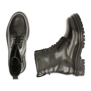 Botas militares de piel negra, tacón de 4 cm.