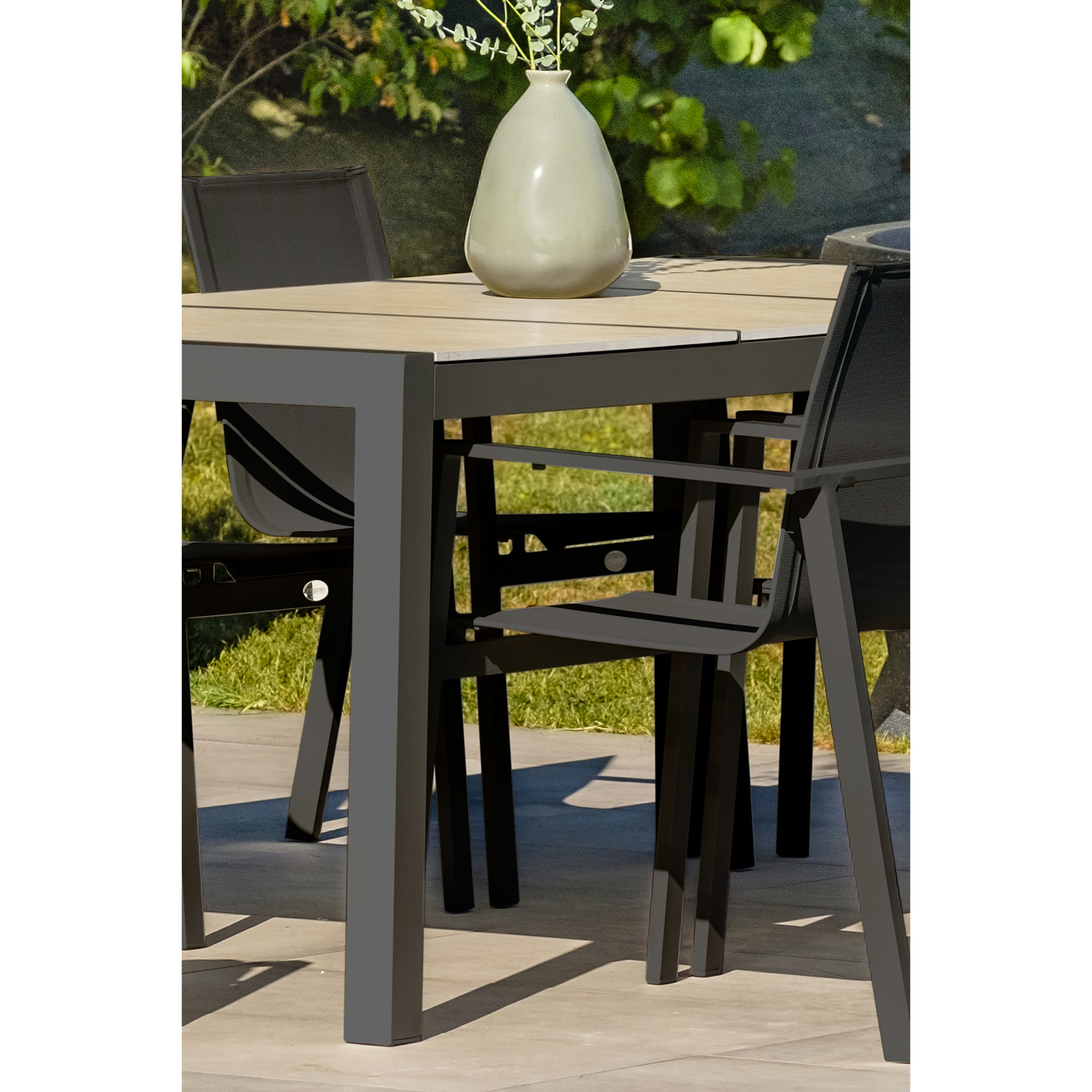 VENISE - Table de jardin en aluminium anthracite avec plateau céramique beige