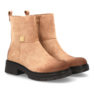 Botín moderno de mujer con detalle metálico