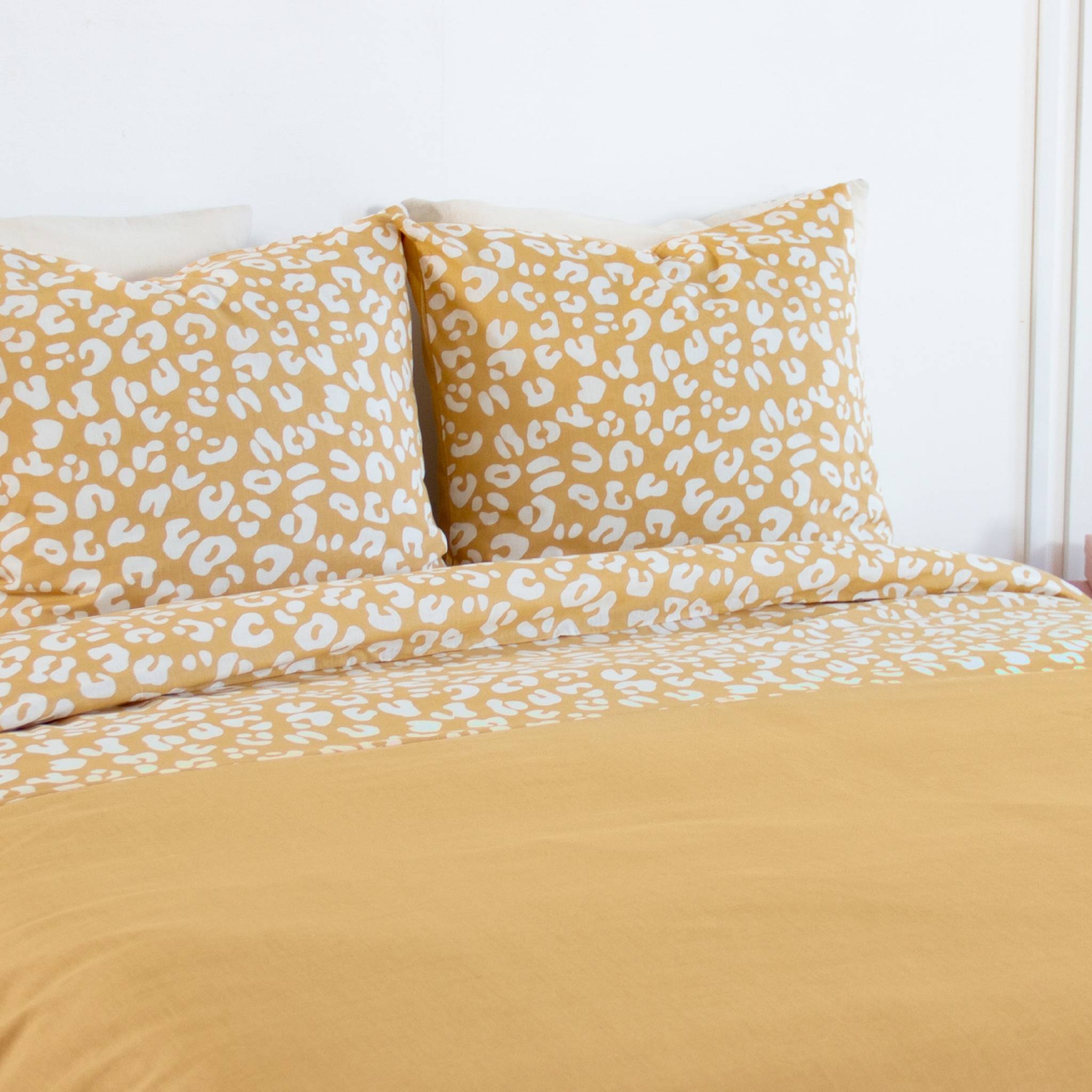 Parure de lit coton réversible 2 places imprimé léopard jaune JULIETTE