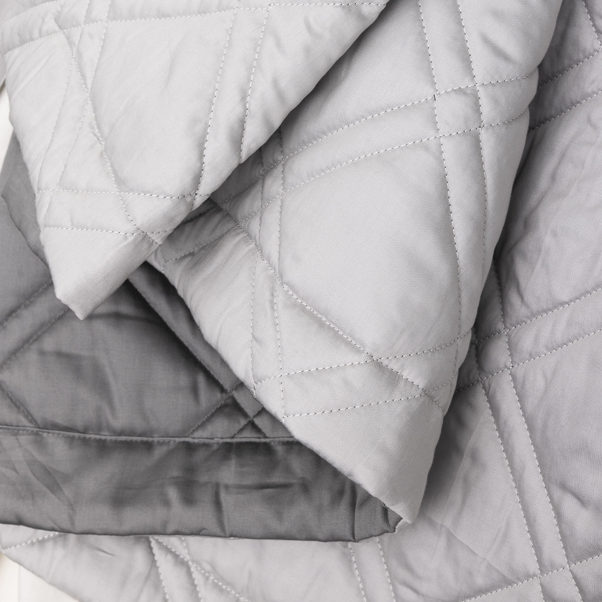 Couvre lit matelassé en satin de coton bio, MERVEILLE, Gris Meteore
