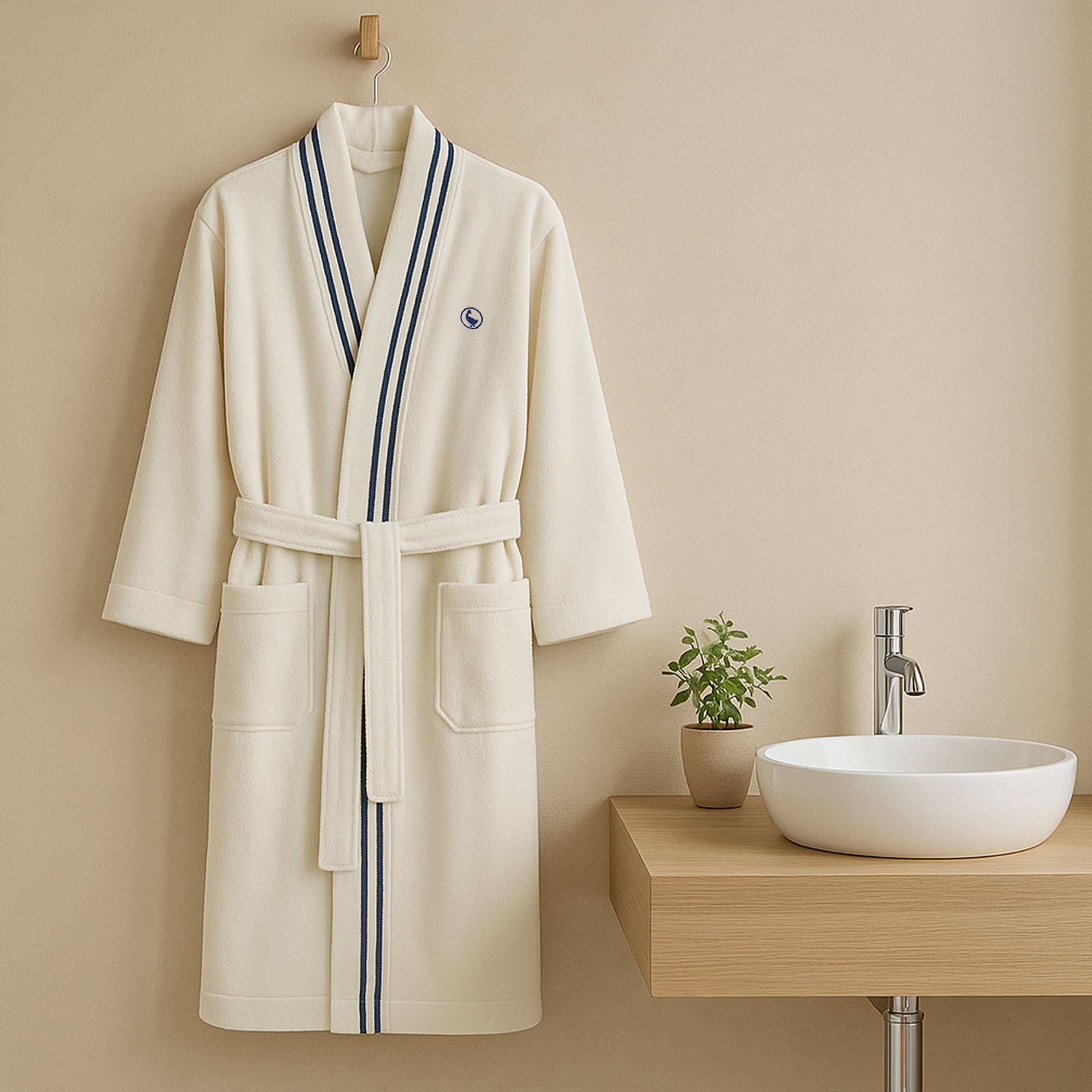 Albornoz color crudo 320gsm 100% algodón liso con logo bordado el ganso