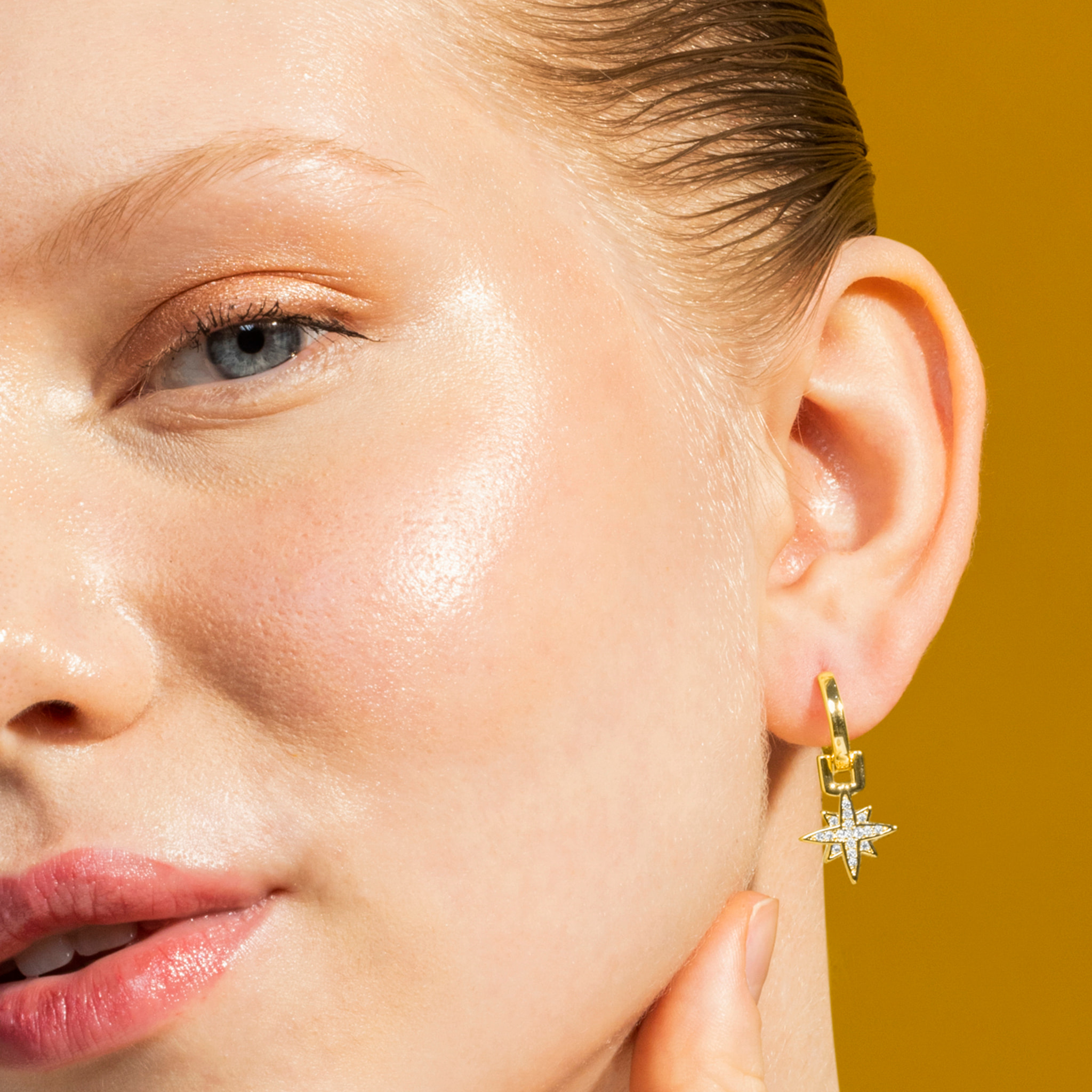 Pendientes de Circonita Brillante acabados en oro amarillo de 18k