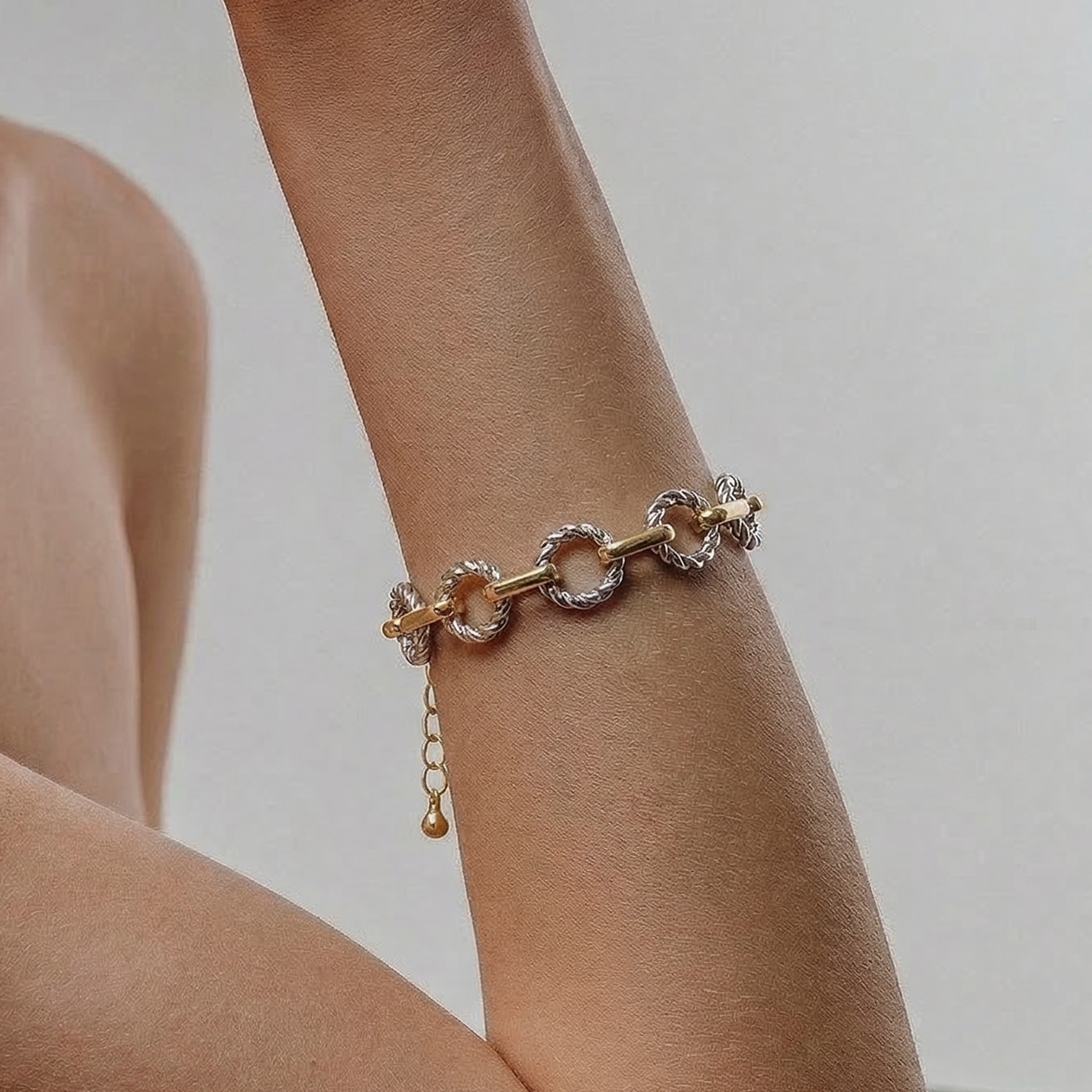 Pulsera Liona acabado plata y oro amarillo 18k