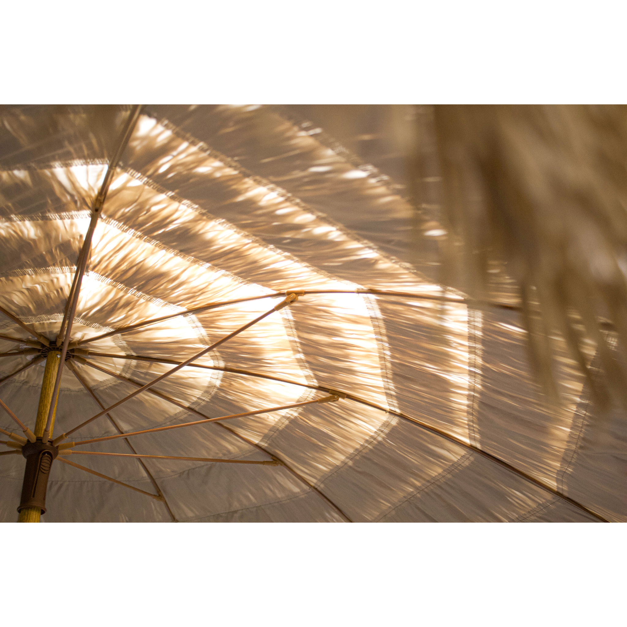 HAWAI - Parasol marron clair à franges en acier finition bois naturel