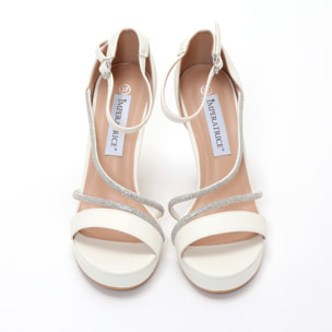 Sandali in simil pelle con tacco alto e fasce in strass