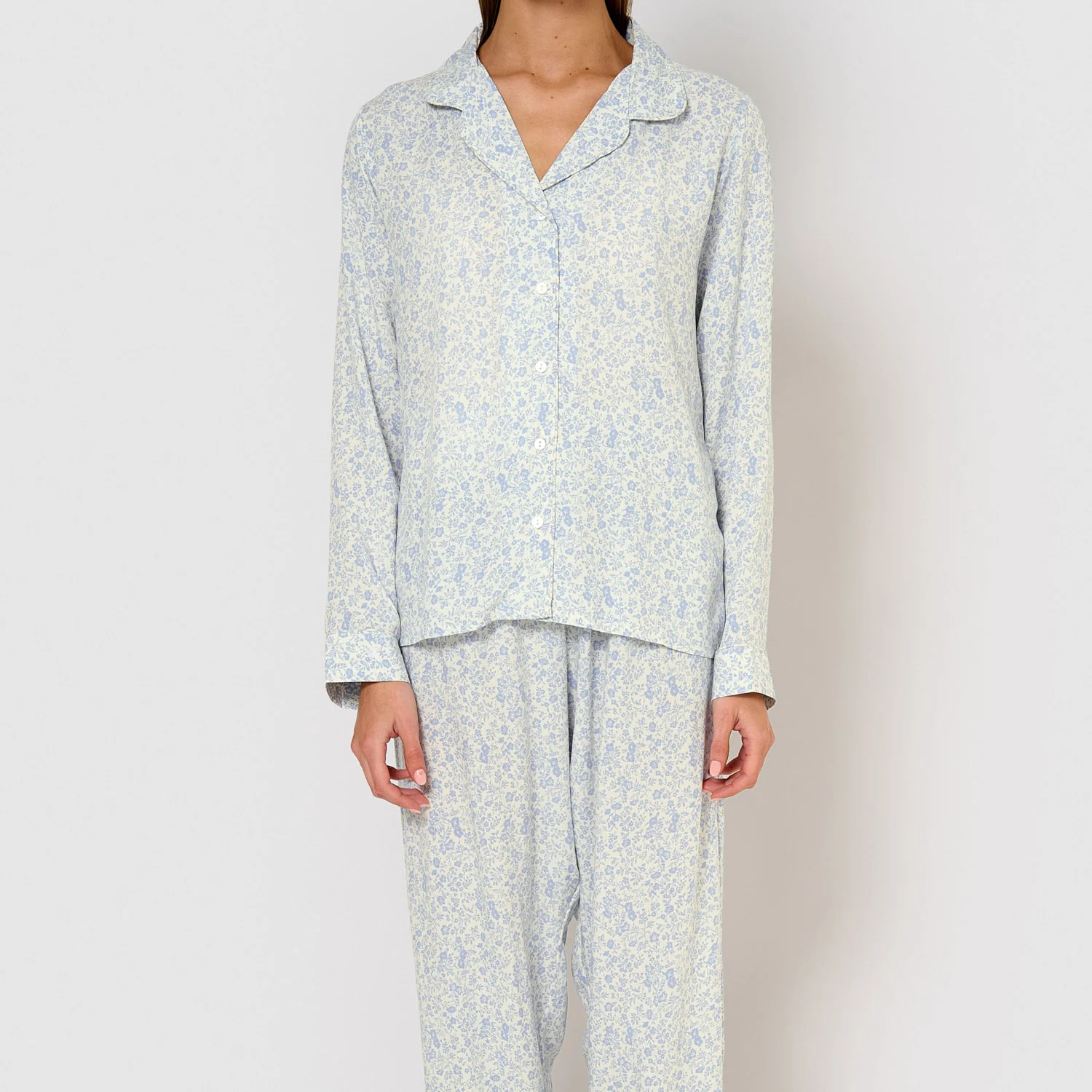 Pigiama lungo nicosia in viscosa azzurra, modello camicia.