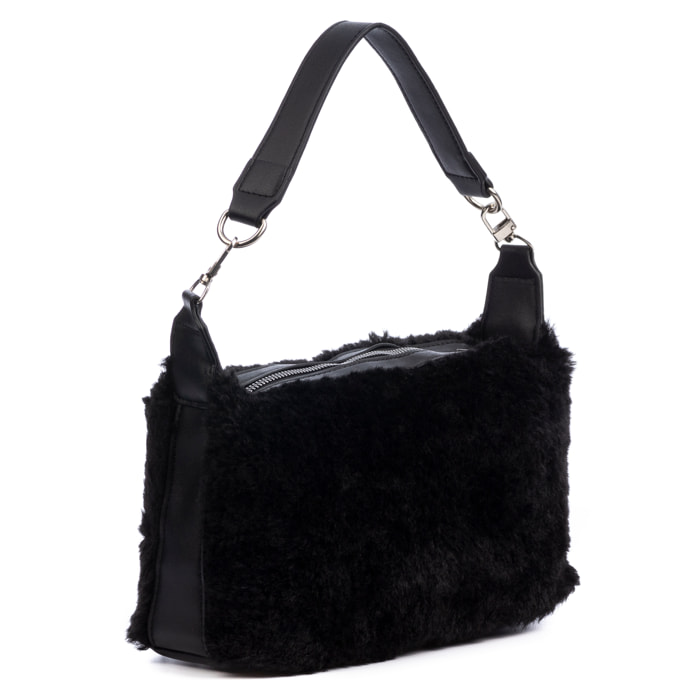 Atzara bolso de mano de pelo suave.