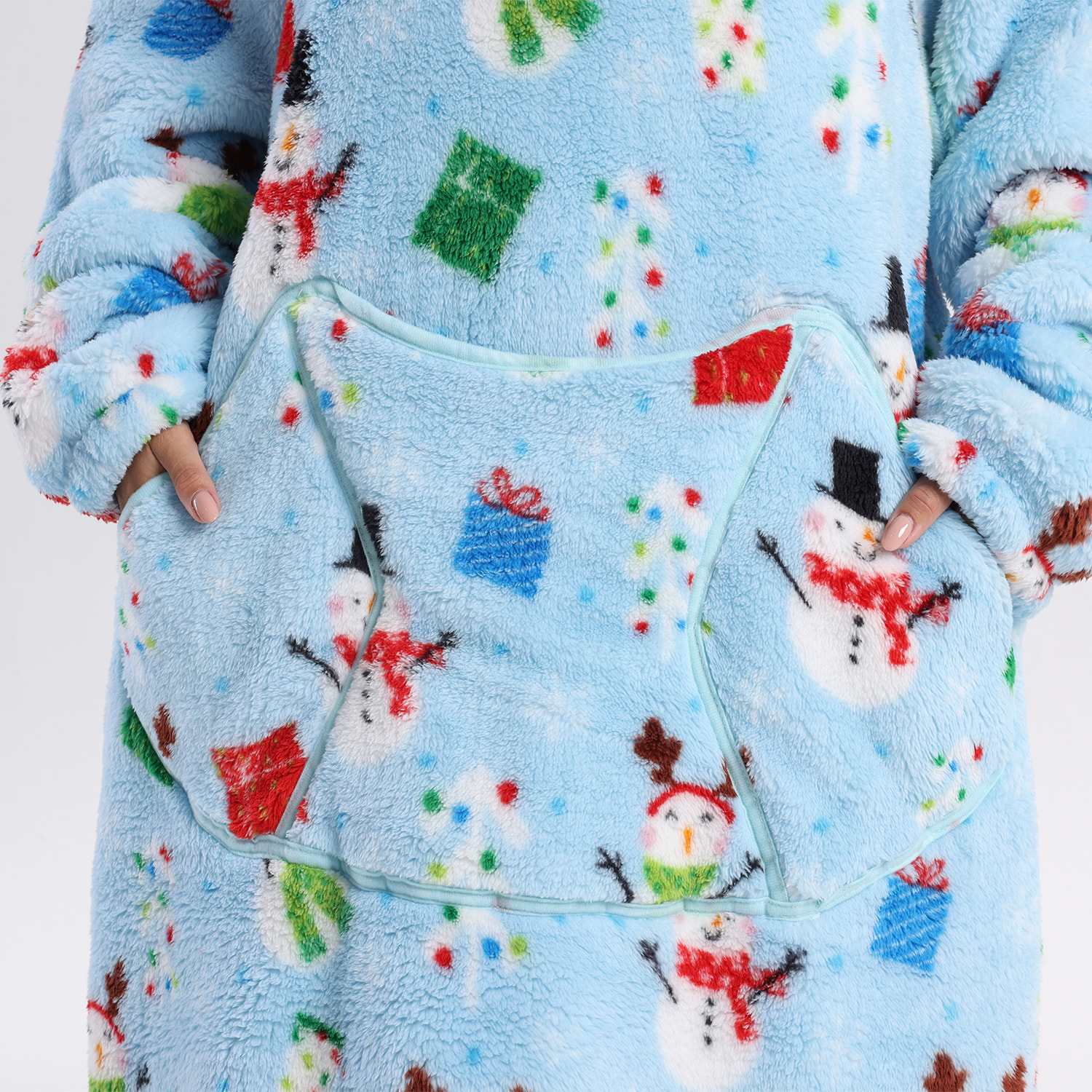 Robe stile felpa e coperta in peluche extra morbido. Triple tasca anteriore tipo kangaroo. Design natalizio blu tipo lungo.
