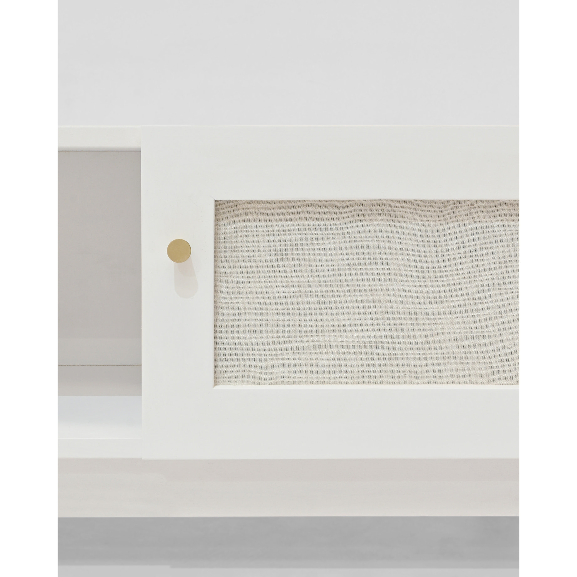 Meuble TV en bois massif et toile de lin avec 2 portes en blanc 150x40cm Hauteur: 40 Longueur: 150 Largeur: 42