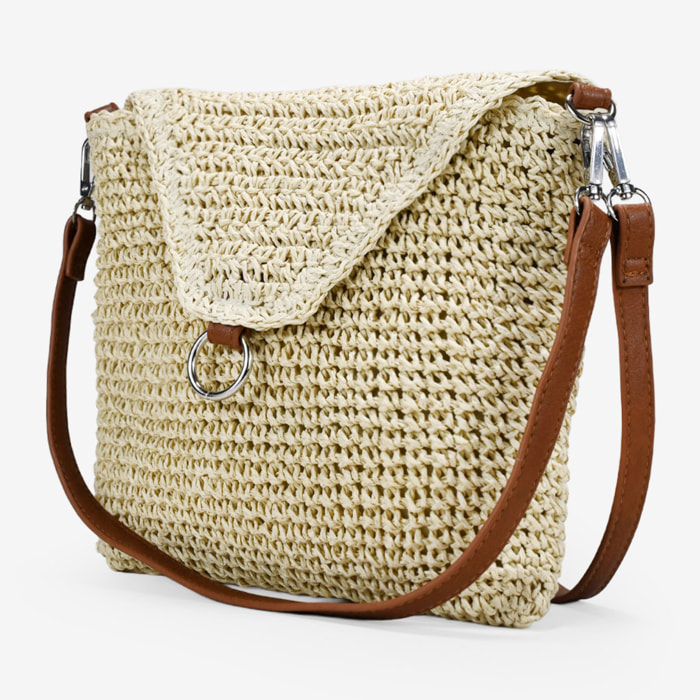 Bolso con solapa beige en esparto