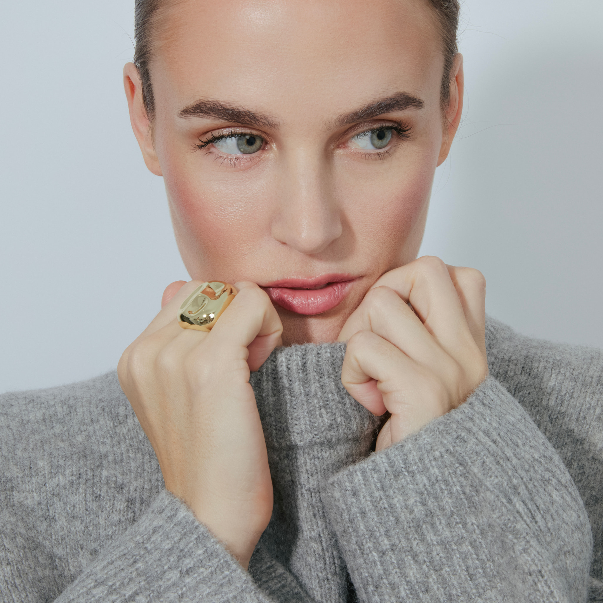 Anillo acabado en oro amarillo de 18K