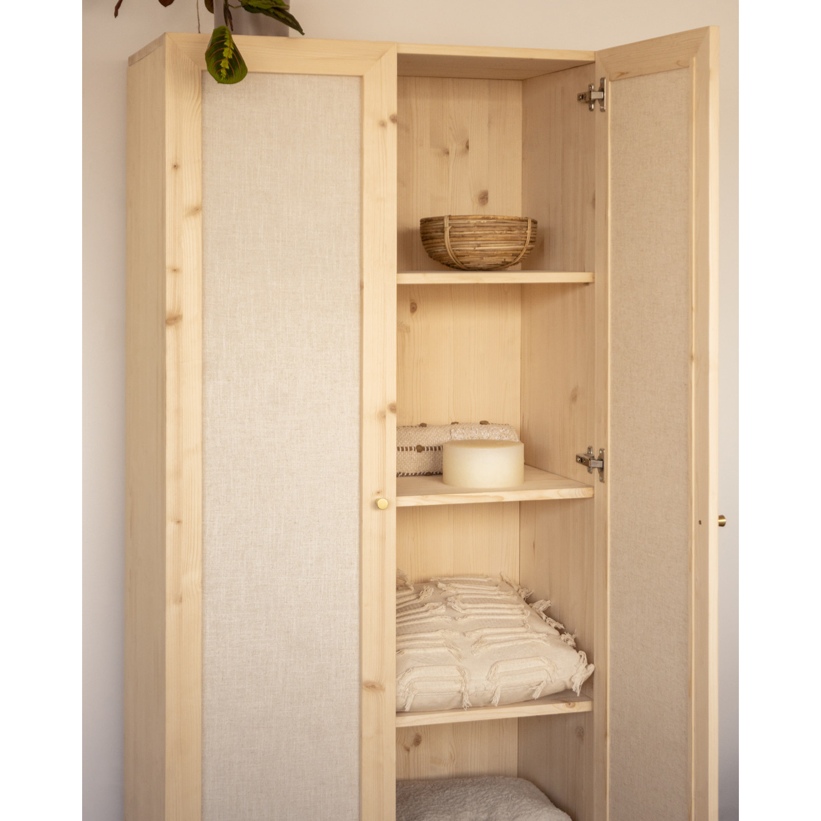 Armoire en bois massif et toile de lin ton naturel 180x80cm Hauteur: 180 Longueur: 80 Largeur: 40