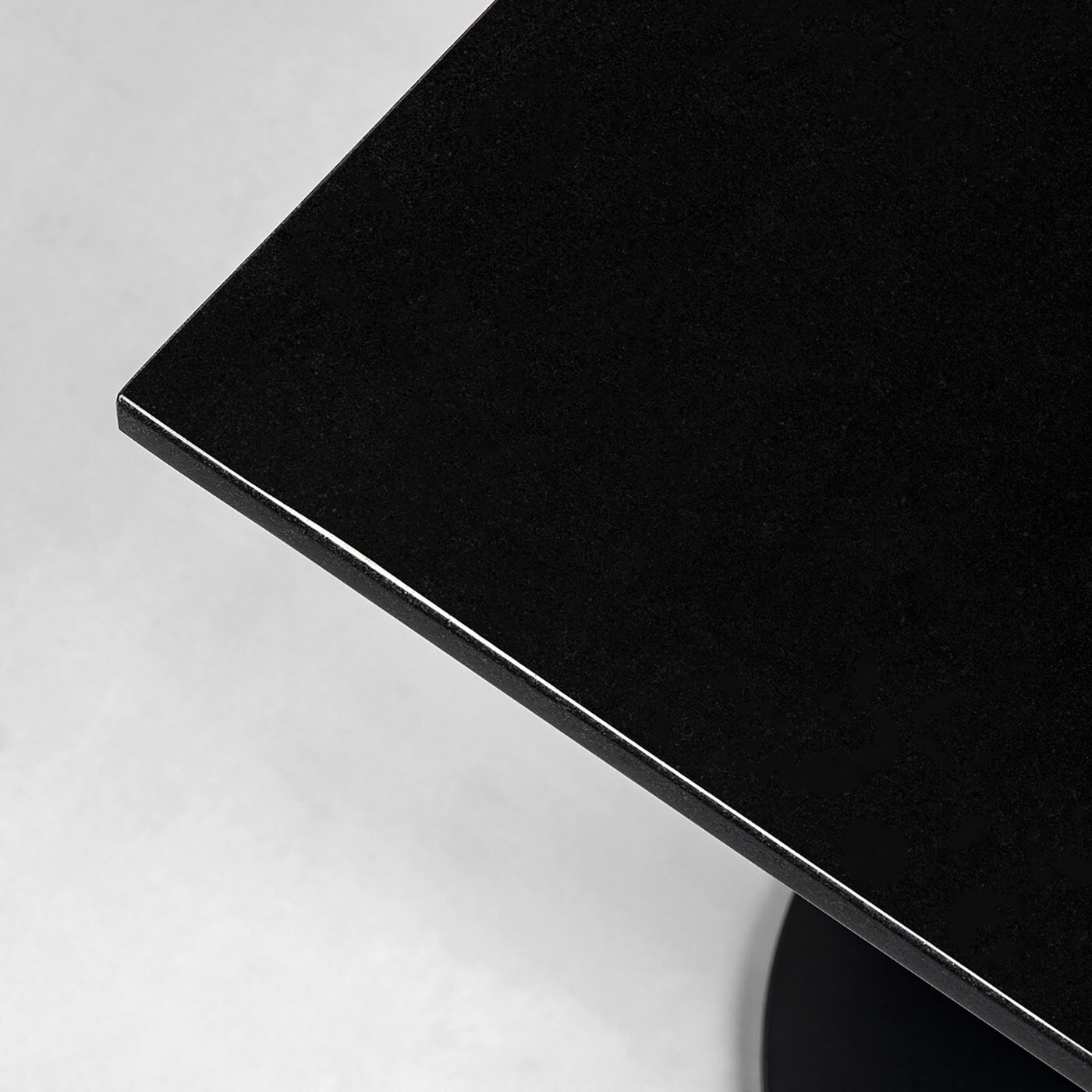 Table Bistrot Capri 70x70cm granit noir Kare Design