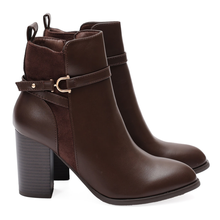 Stivaletti in simil pelle con tacco e fibbia dorata