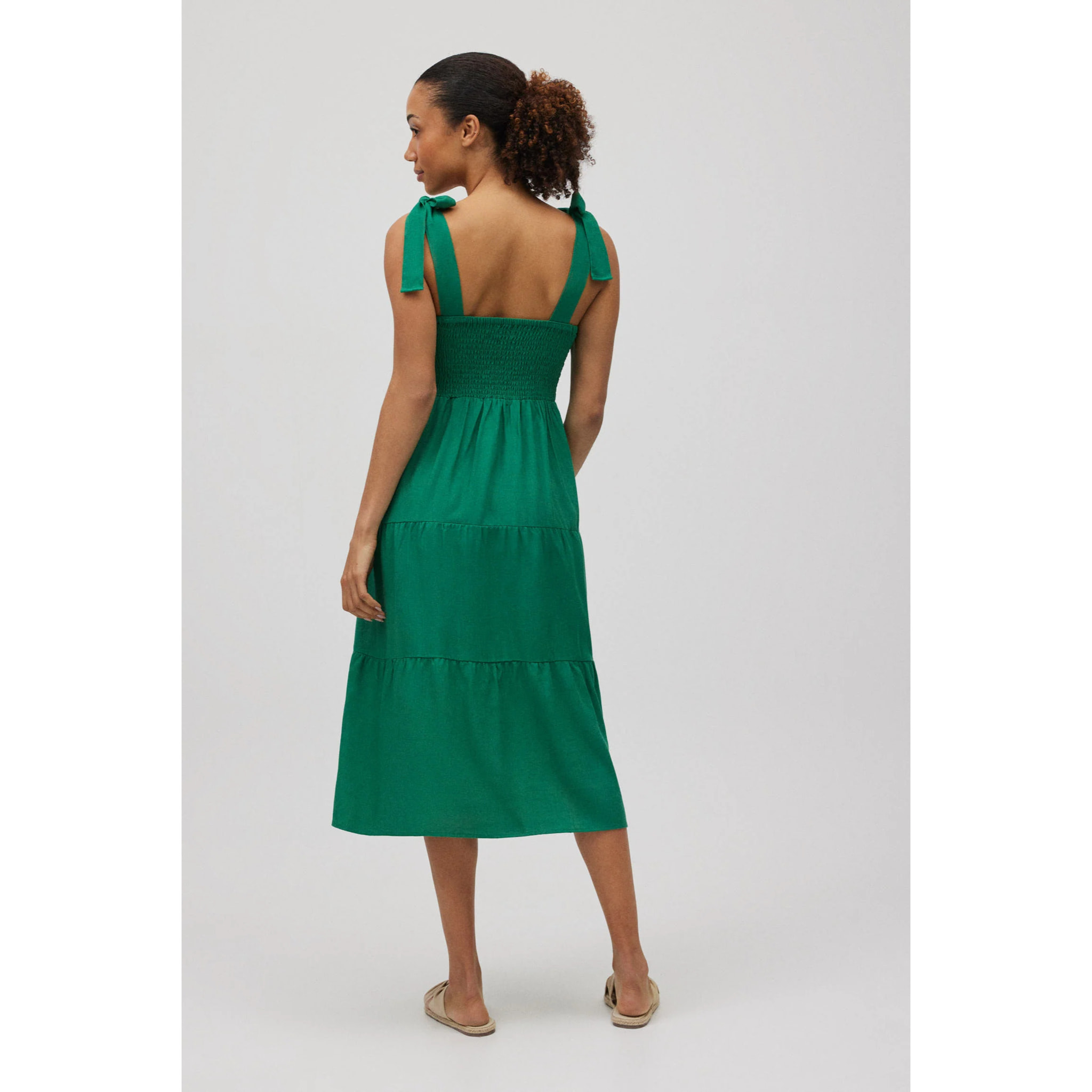 Abito midi con spalline larghe in lino verde