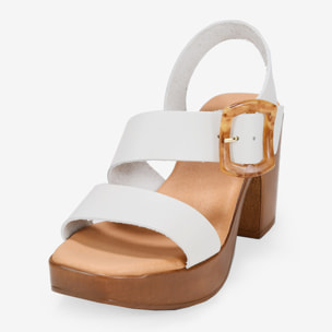 Sandalias de piel blancas con tacón efecto madera y hebilla