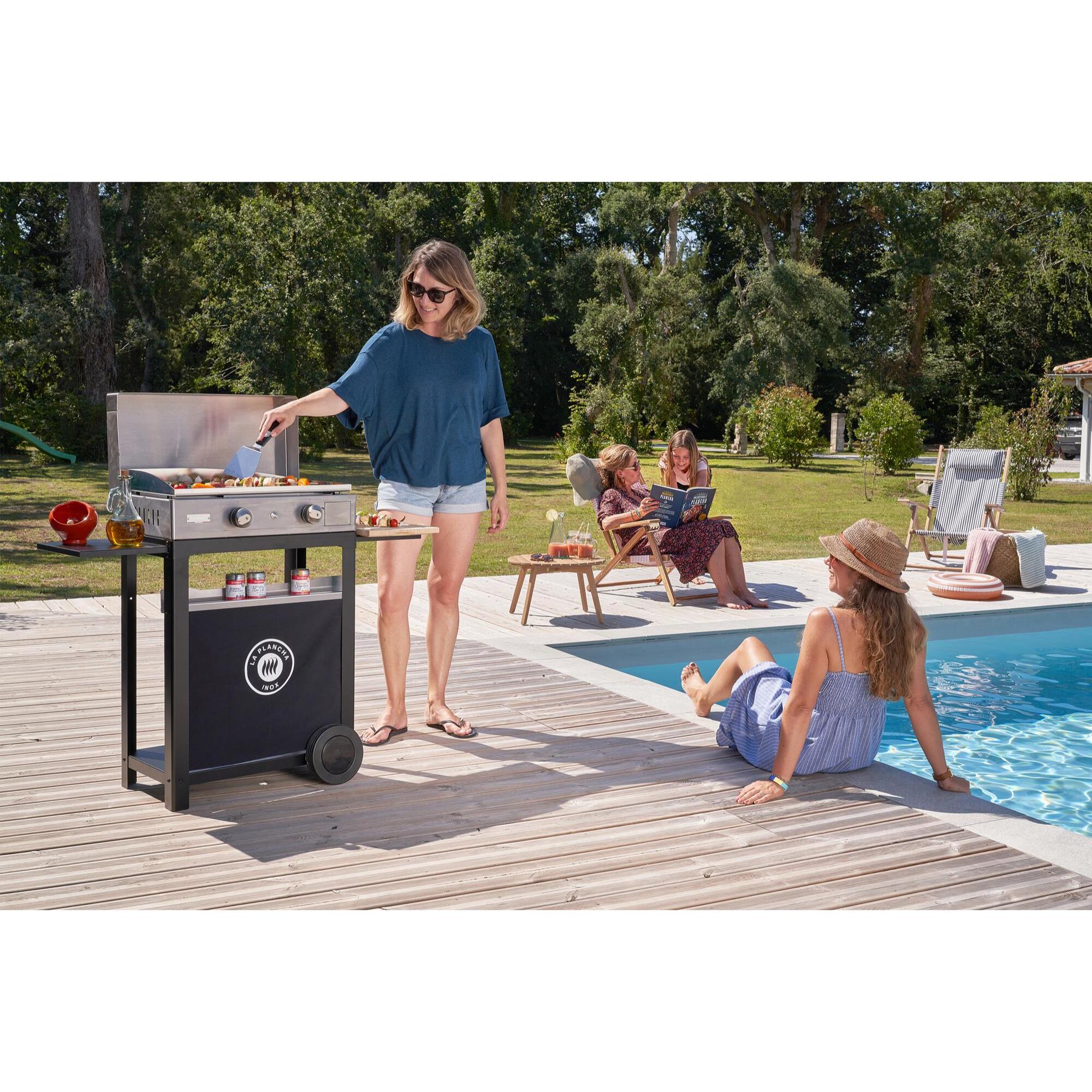 LE MARQUIER - La Plancha Inox Duo Edition : Plancha 260 Gaz + Chariot Noir + Couvercle Inox+ Porte Épices Et Rideau