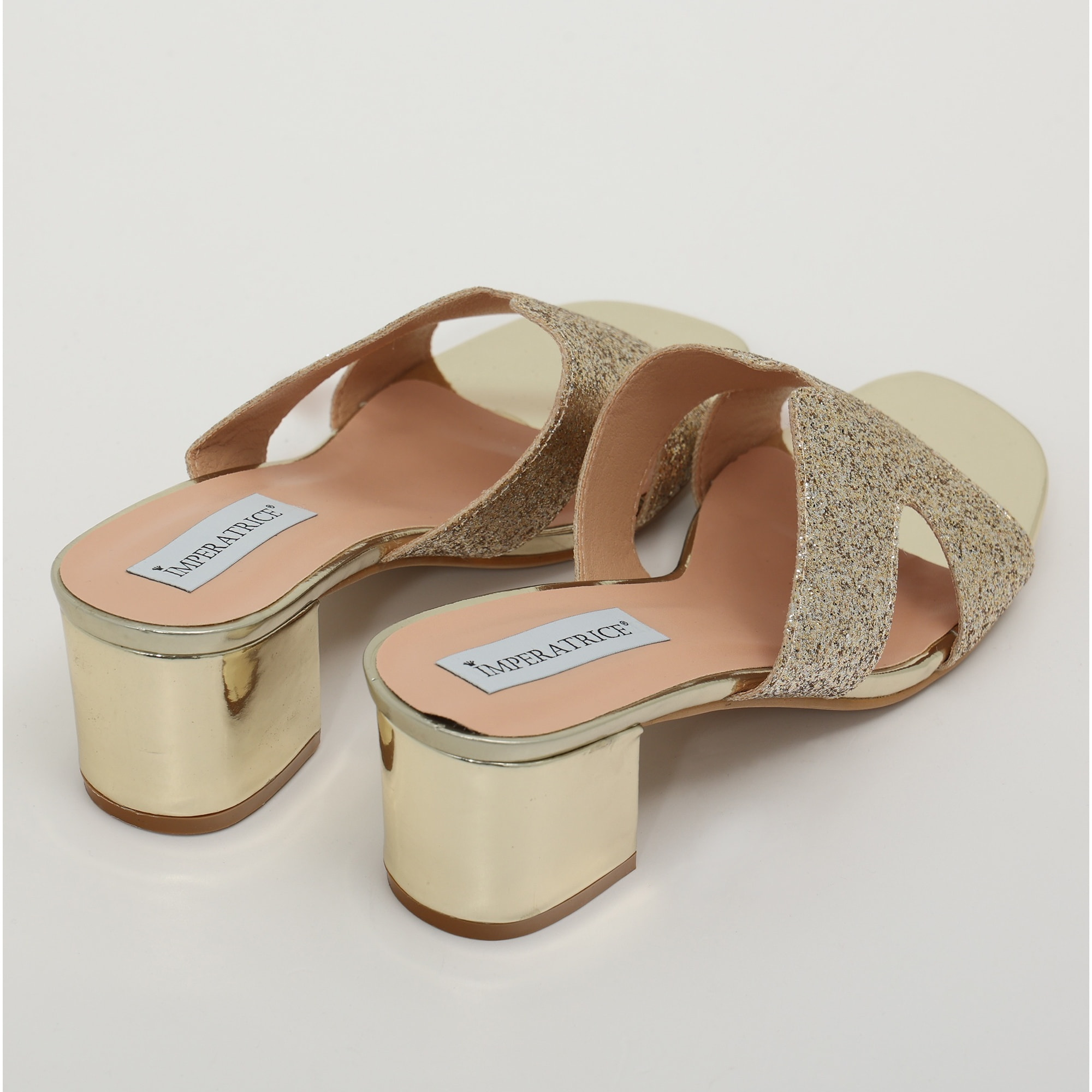 Sandali in simil pelle con tacco comodo e fascia brillantinata