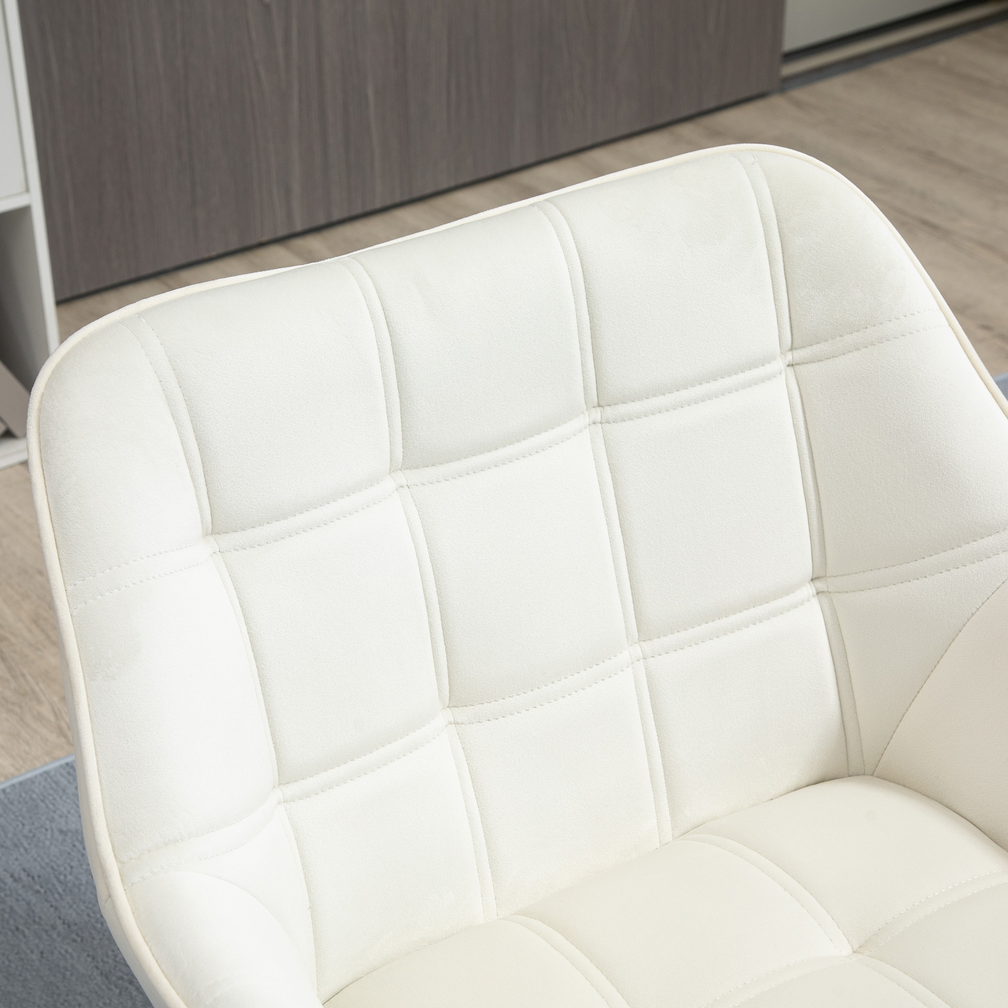 Fauteuil salon design scandinave - dossier accoudoirs enveloppant - piètement bois hévéa velours effet capitonné crème