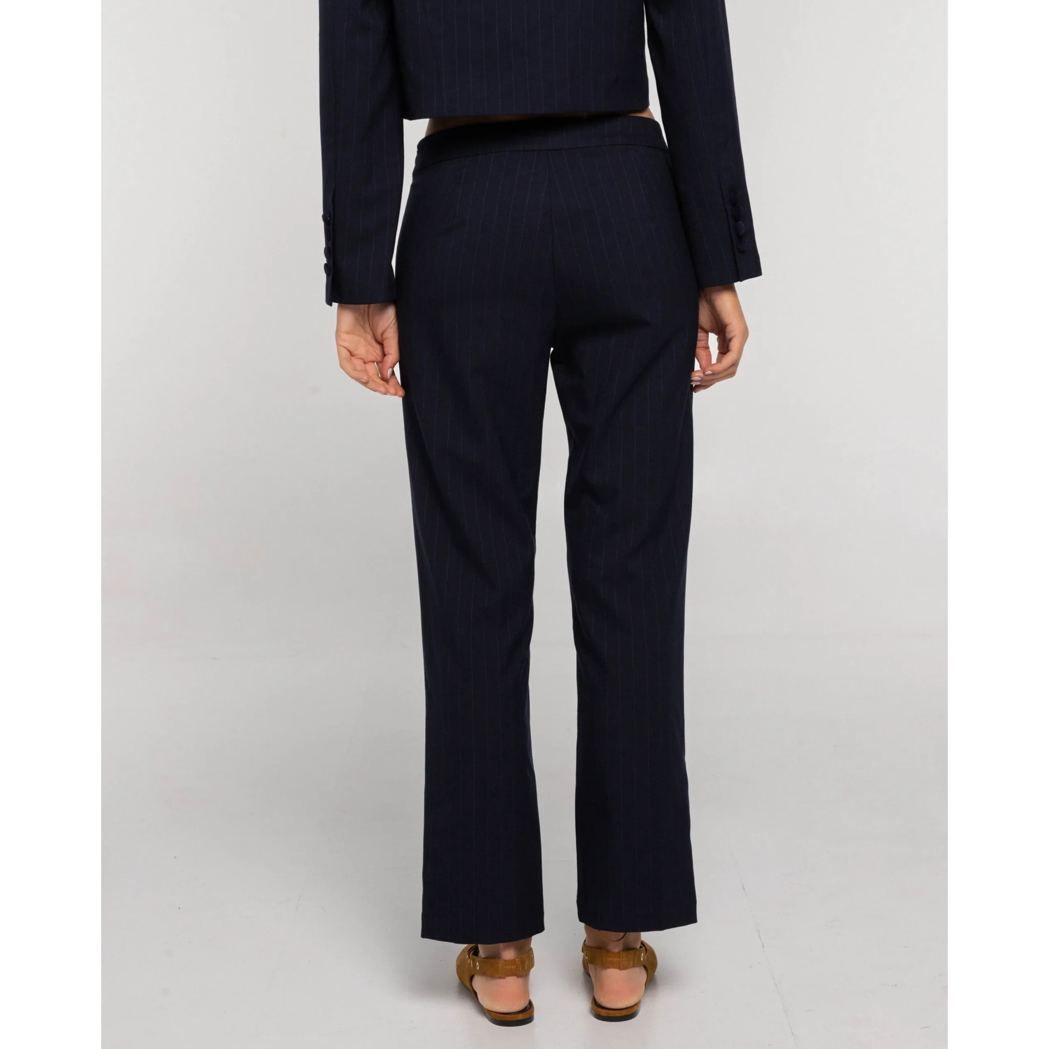 Pantalón de vestir  estilo traje con aberturas laterales y 5 botones en el bajo de mujer