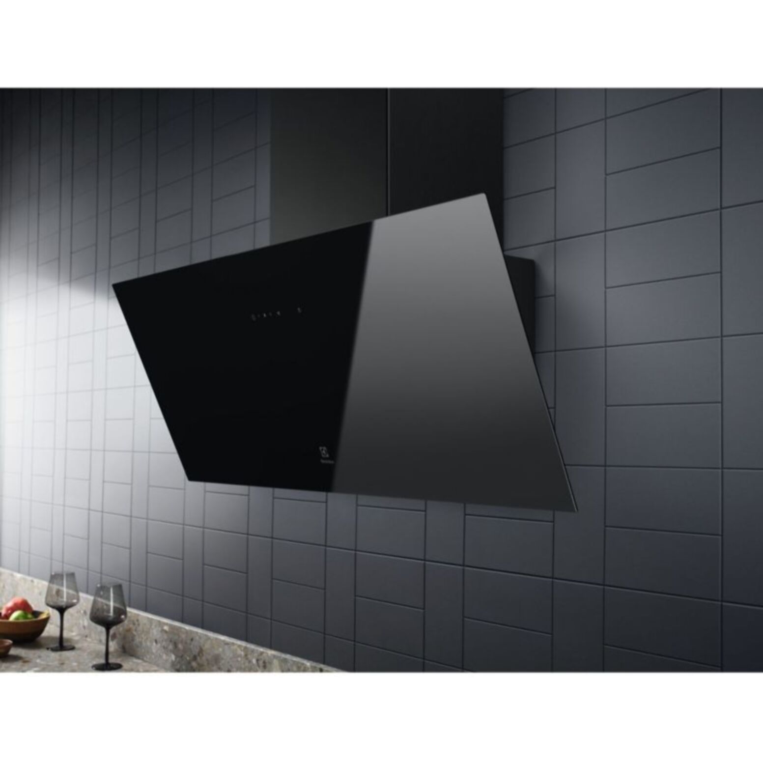 Hotte décorative murale inclinée ELECTROLUX LFV629K