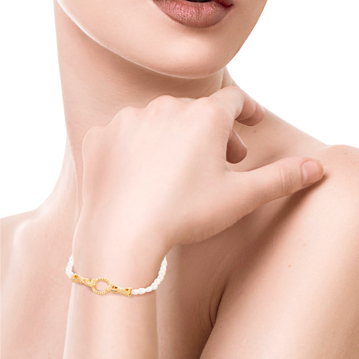 Fides Pulsera de perlas naturales con adorno central con diseño de anillo en manos y cierre de mosquetón.