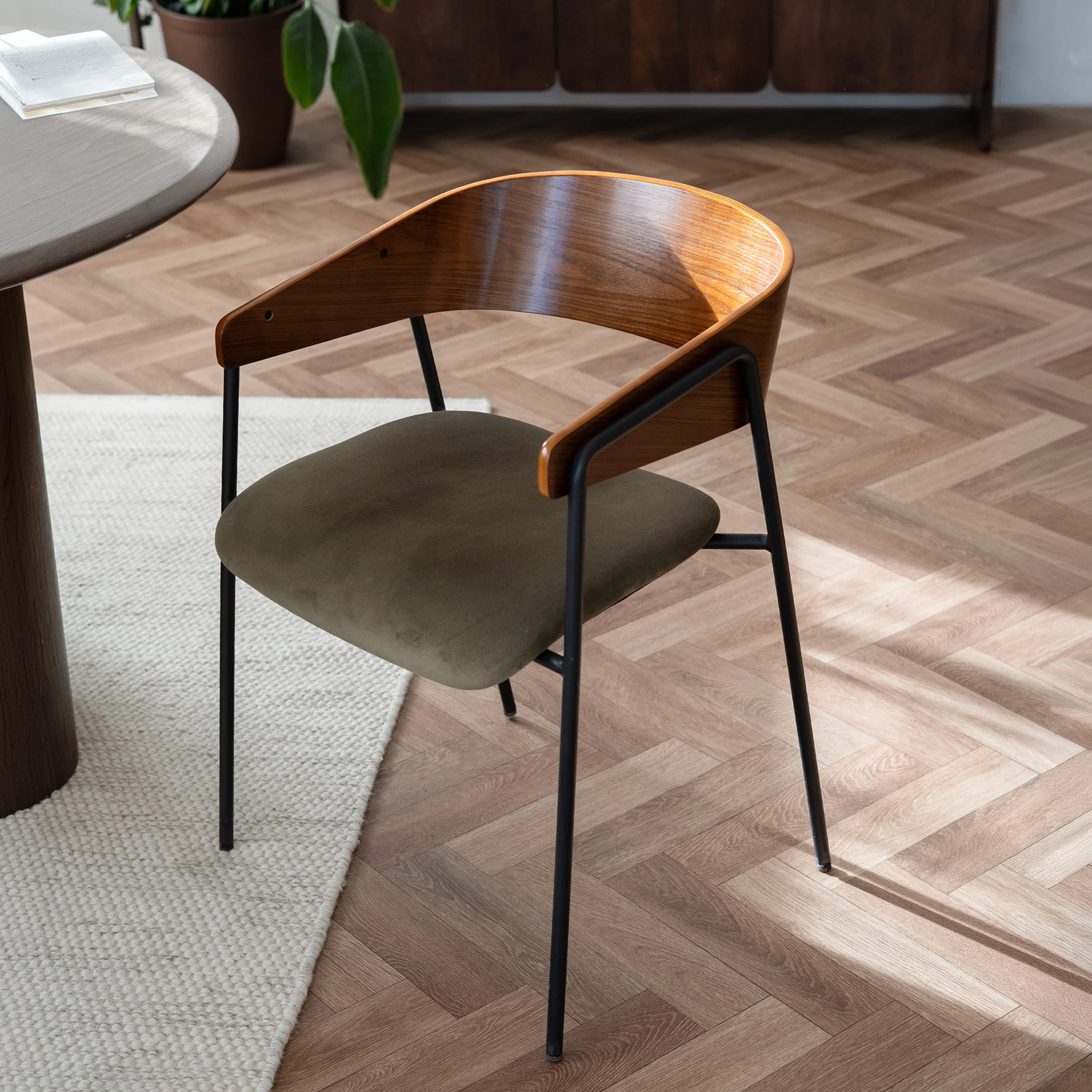 Lot de 2 chaises en velours vert kaki et bois de noyer - Esmée