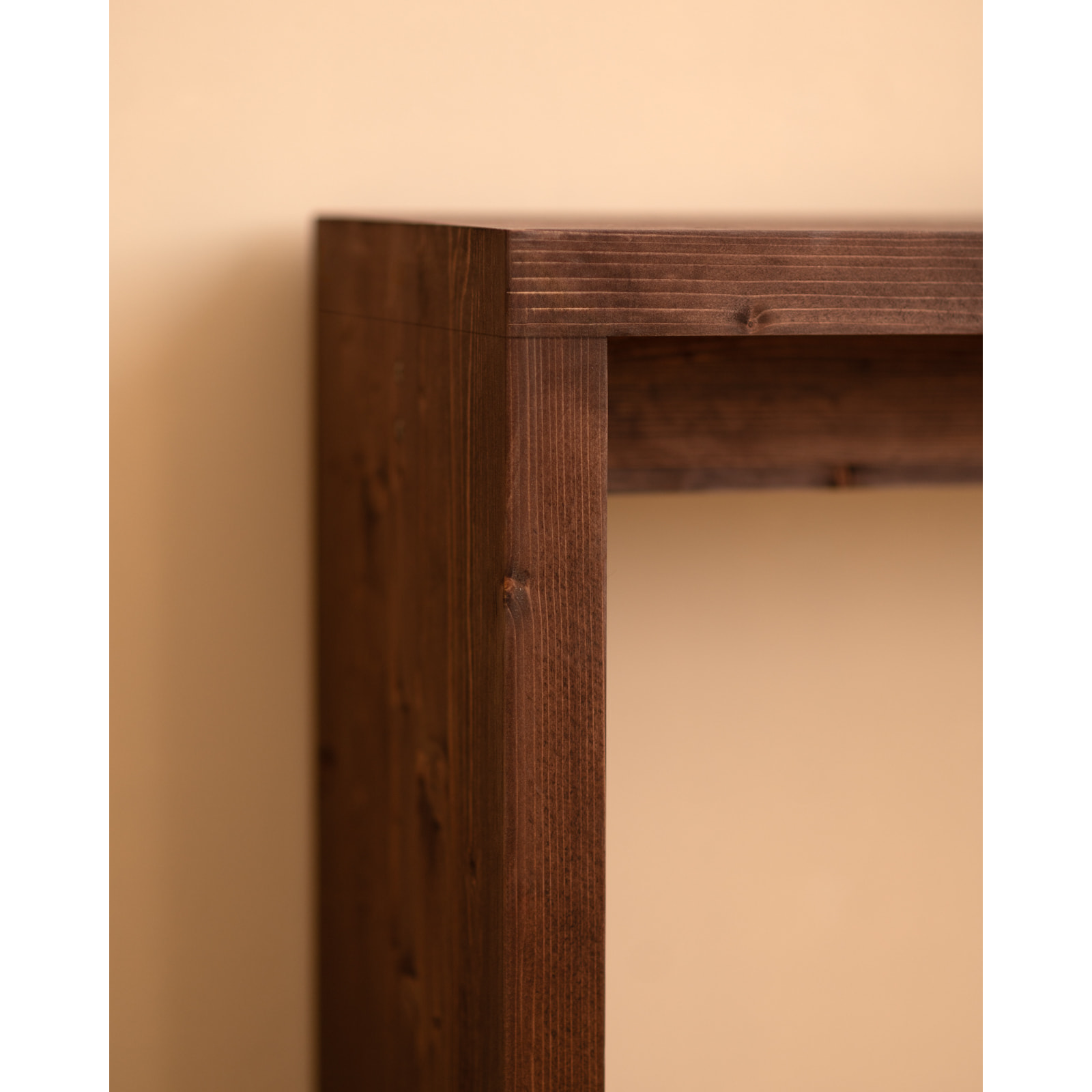 Consola de madera maciza en tono nogal de 120x80cm Alto: 80 Largo: 120 Ancho: 30