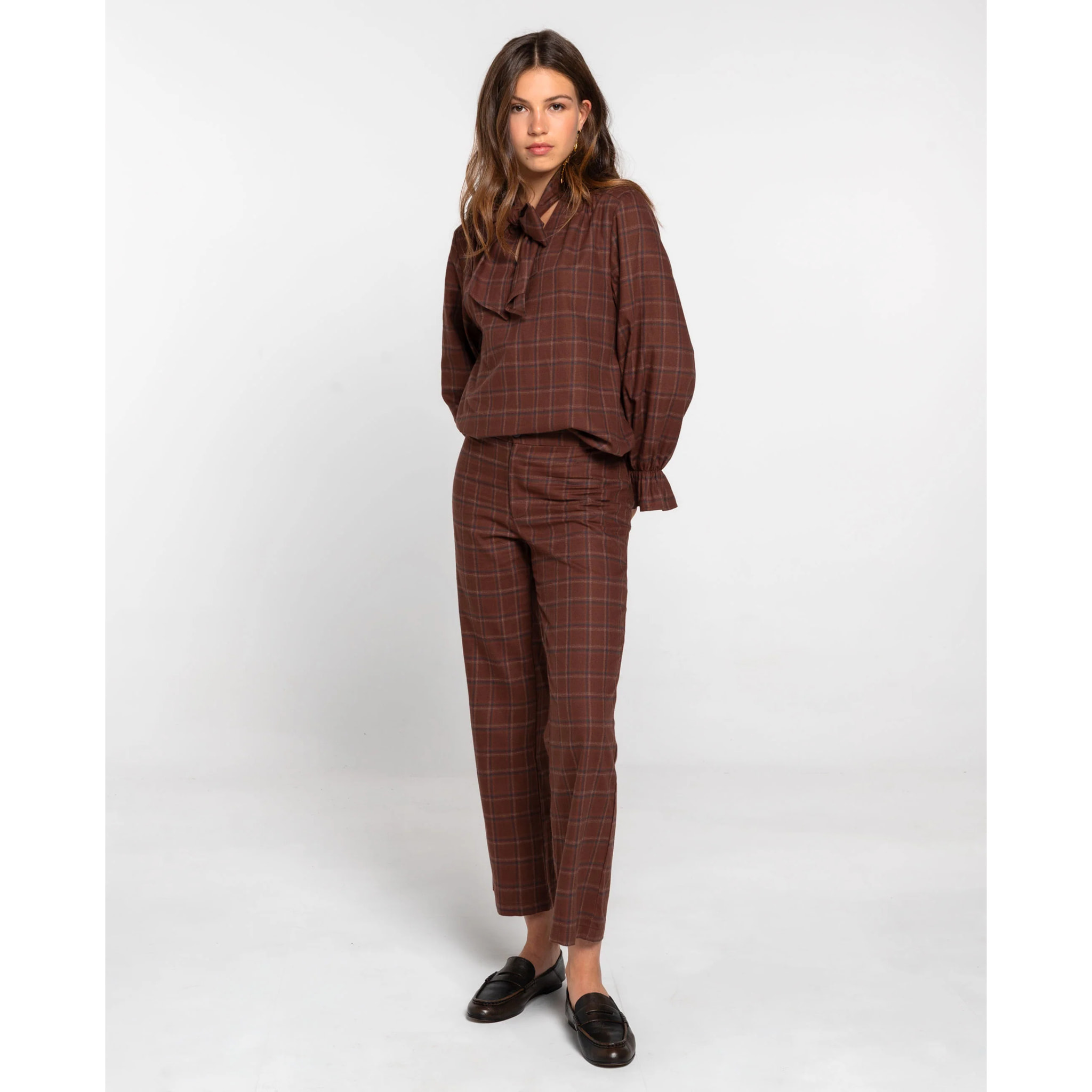 Blusa marrón con escote pico, foulard y manga larga con puño elástico