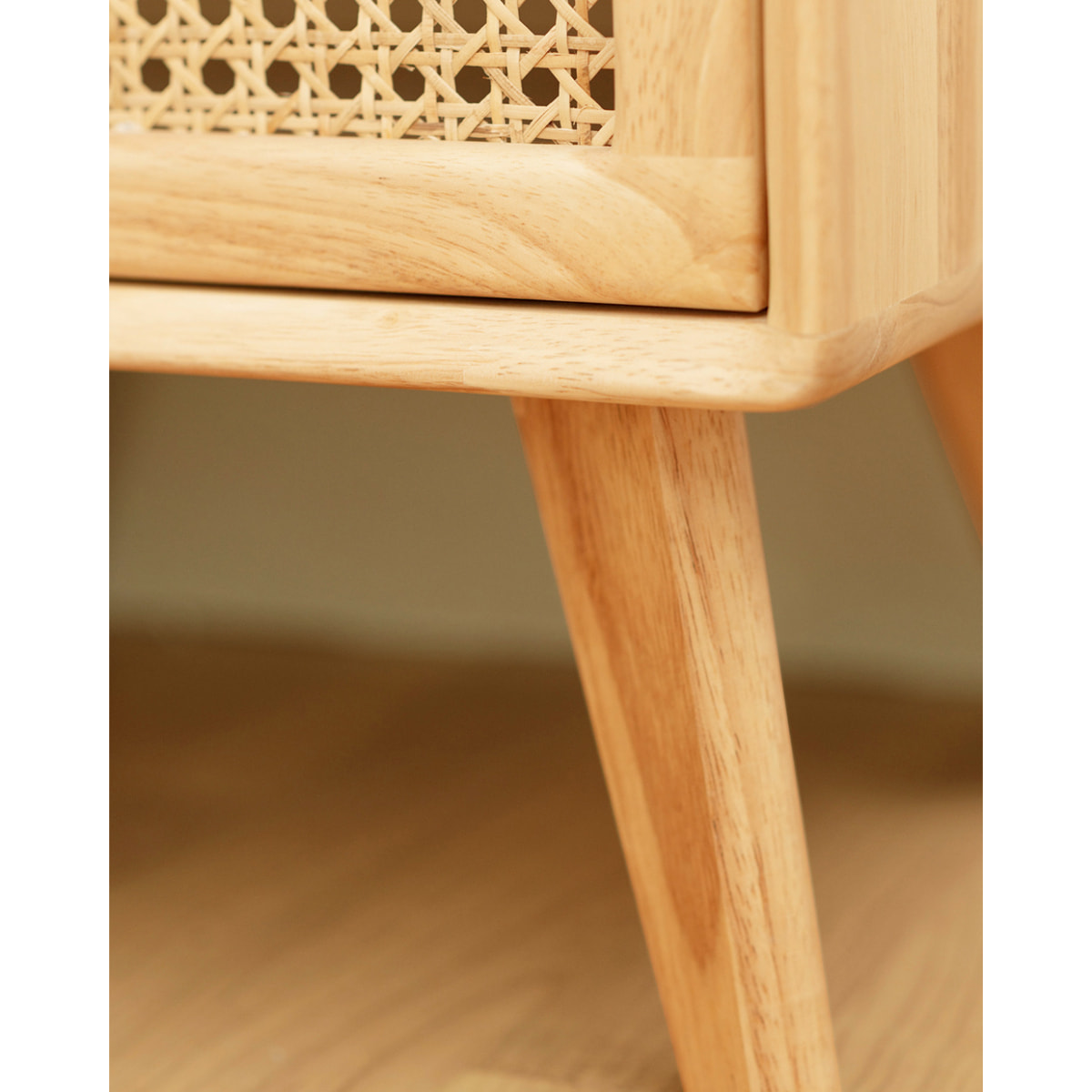 Table d'appoint en bois d'hévéa avec deux tiroirs et façade en maille cannage 54x40cm Hauteur: 54 Longueur: 40 Largeur: 30