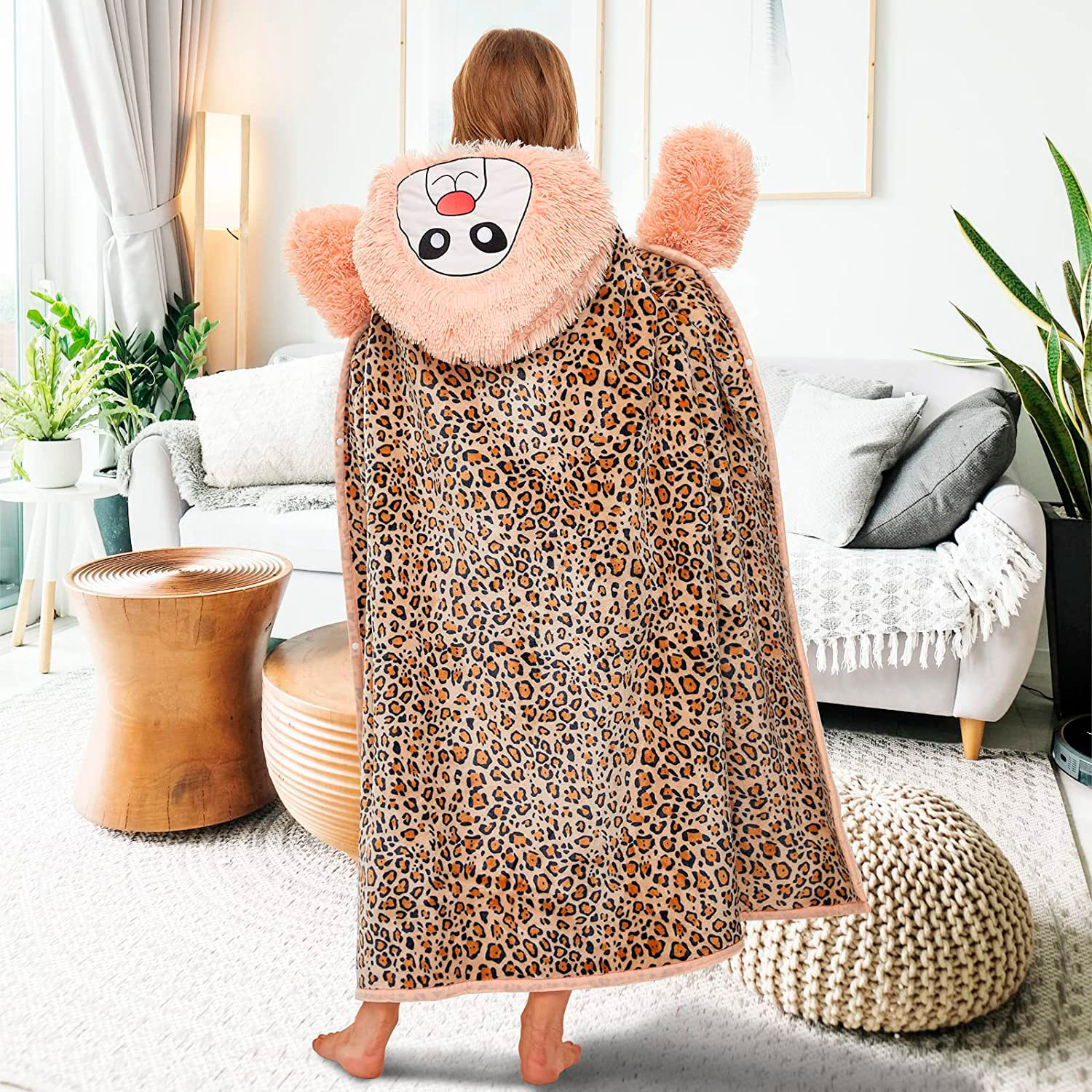 Bata manta adultos con capucha diseño leopardo. 120x152 cm.